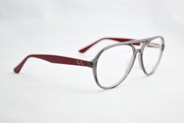 Vista semifrontal derecha lentes Ray Ban gris vino