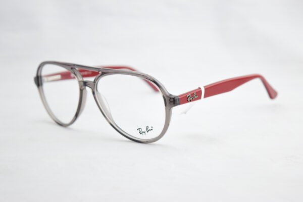 Vista semifrontal izquierda lentes Ray Ban gris vino